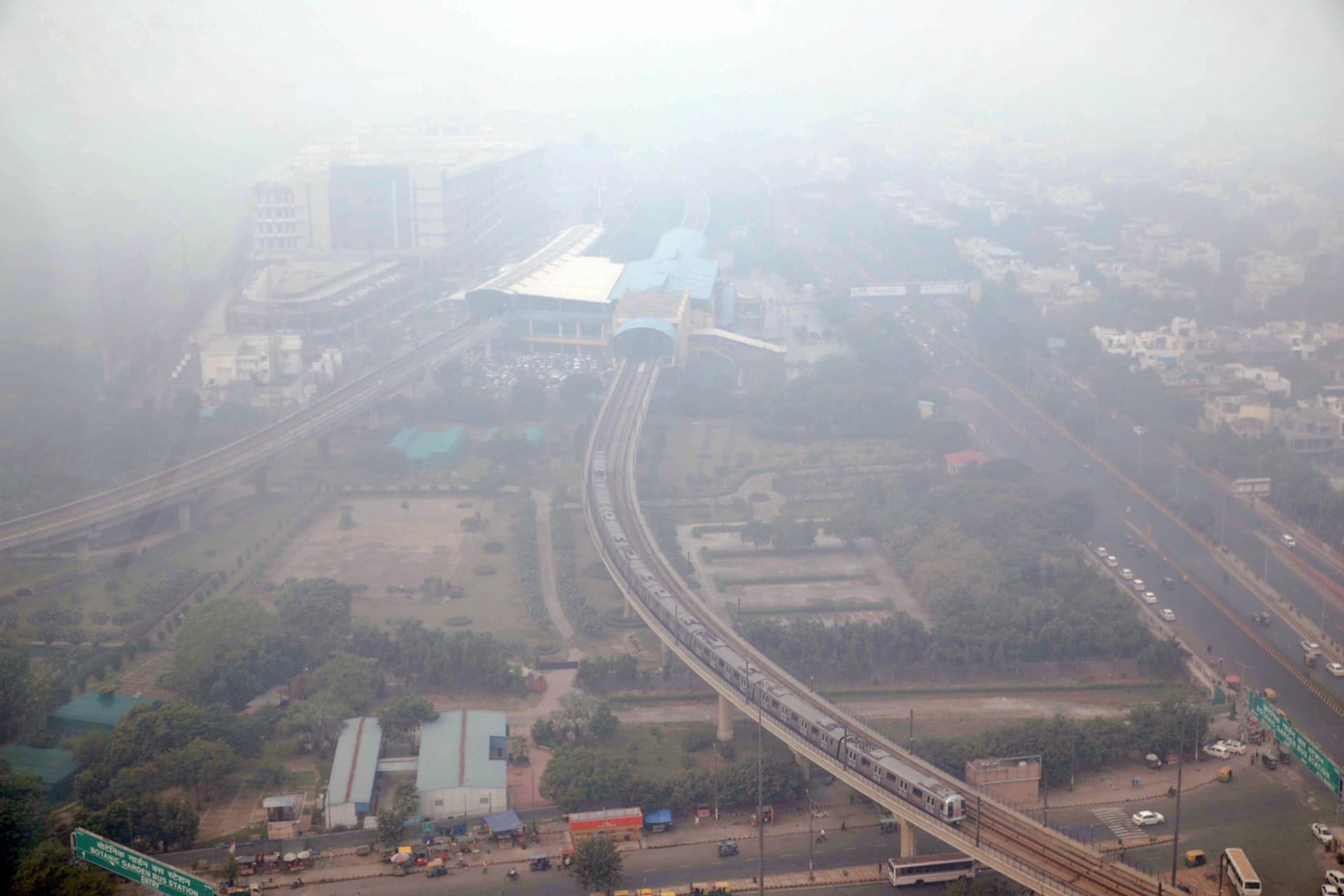 Noida Pollution: नोएडा में सांस लेना हुआ मुश्किल, 400 से ऊपर डार्क रेड जोन में पहुंचा एक्यूआई