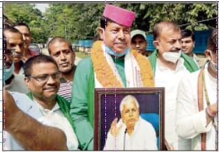 Bihar Election 2020 : लालू की तस्वीर लेकर नामांकन करने पहुंचे भाई वीरेंद्र, दूसरे चरण के लिए अब तक 36 ने भरा पर्चा