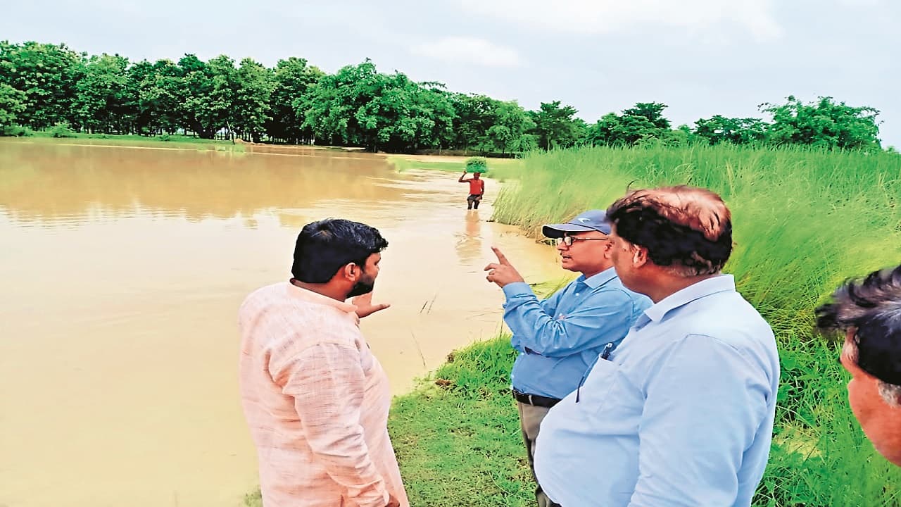 त्रिवेणी कैनाल के उतरी बांध से हो रहा पानी का रिसाव, पटना से पहुंची टीम ने दिया जल्द मरम्मती का निर्देश