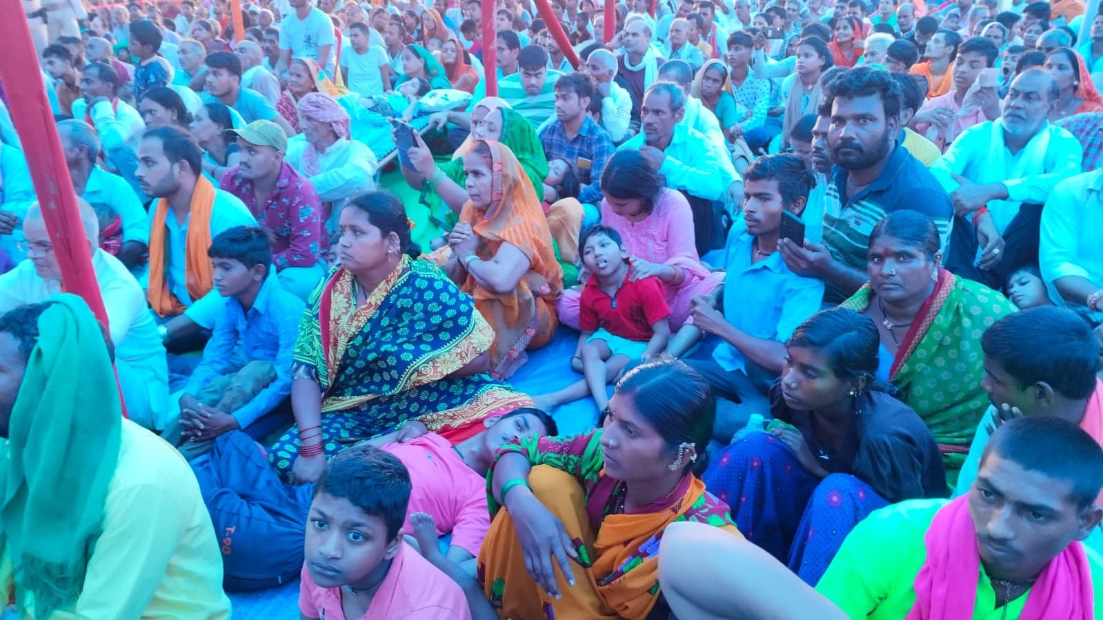 कंबल वाले बाबा के दरबार में दूर-दूर से इलाज कराने बक्सर पहुंचे लोग, बोलें- नहीं दिखा बाबा का कोई चमत्कार