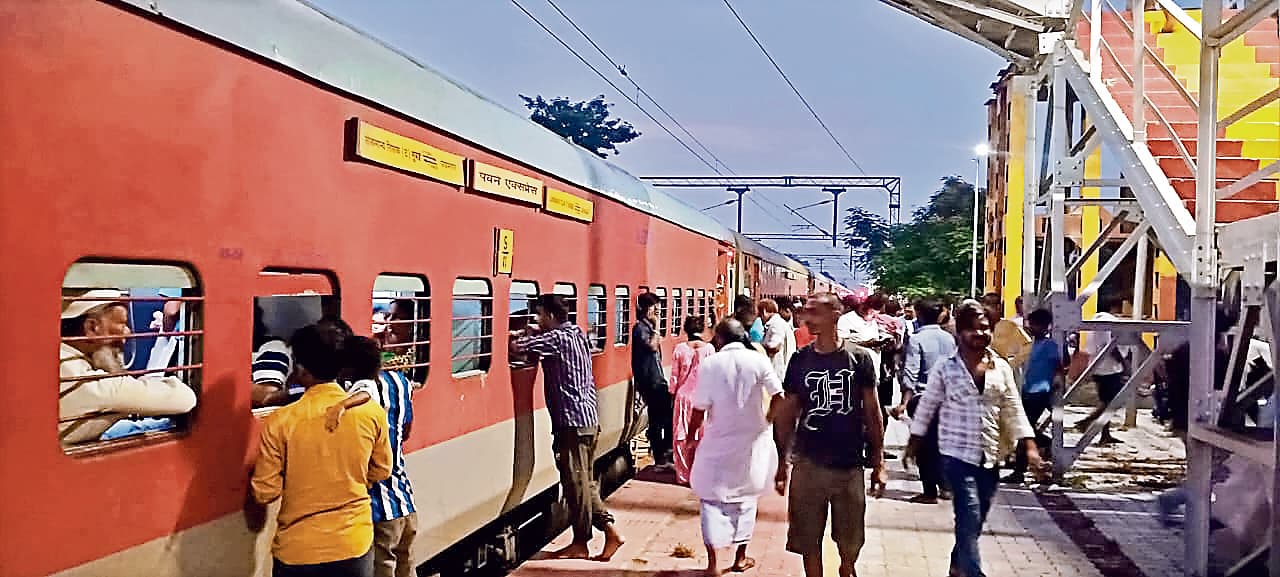 वैशाली में पवन एक्सप्रेस की बोगी का पहिया टूटा, यात्रियों में मची अफरातफरी