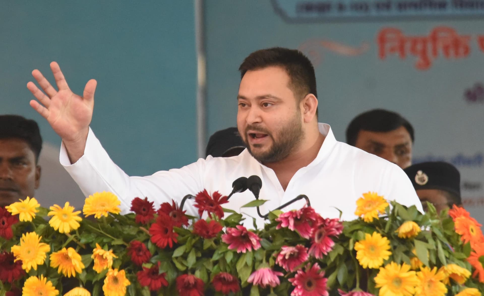 नौकरी के मुद्दे पर खूब गरजे तेजस्वी यादव, बोले- चट से भरिये फॉर्म, फट से दीजिये एग्जाम और झट से कीजिये जॉइन