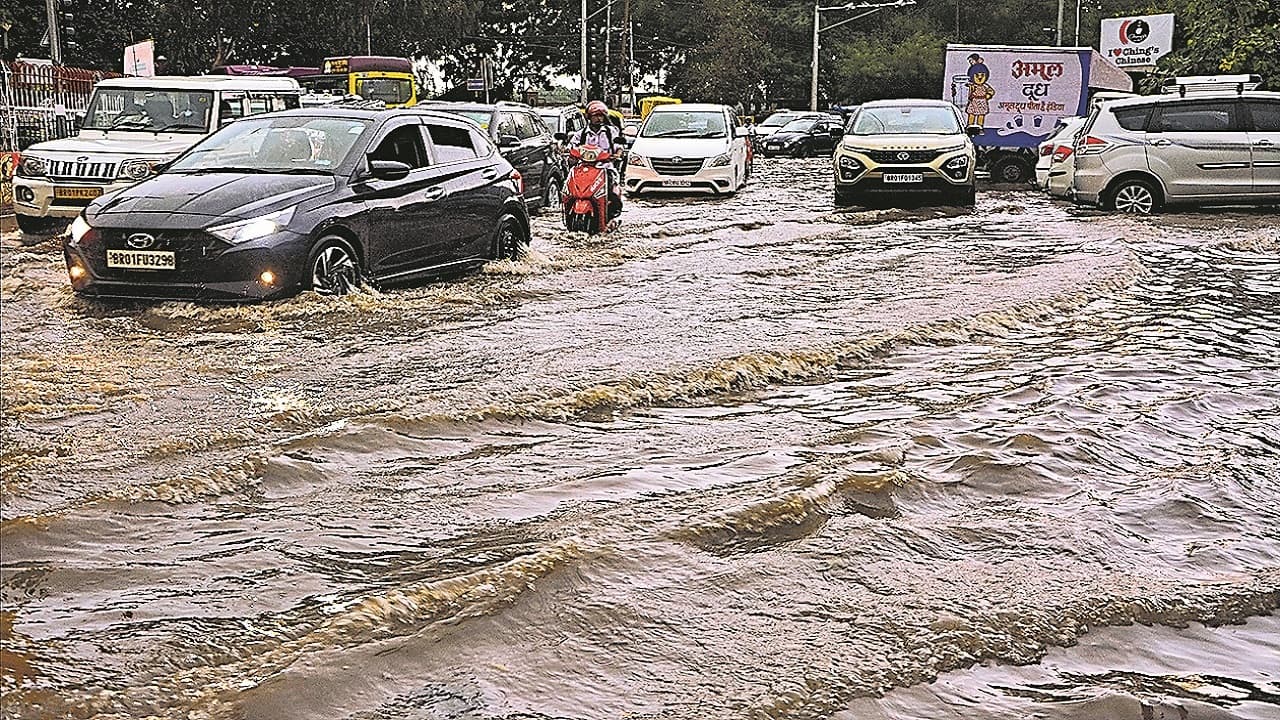 PHOTOS: पटना में सड़क पर तालाब जैसा दिखा नजारा, बारिश के बाद देखिए जलजमाव की तस्वीरें..
