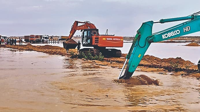 बिहार: भारी बारिश और बढ़े जलस्तर की वजह से सोन नदी में फंसे 28 ट्रक, आठ को निकाला गया, रेस्क्यू जारी