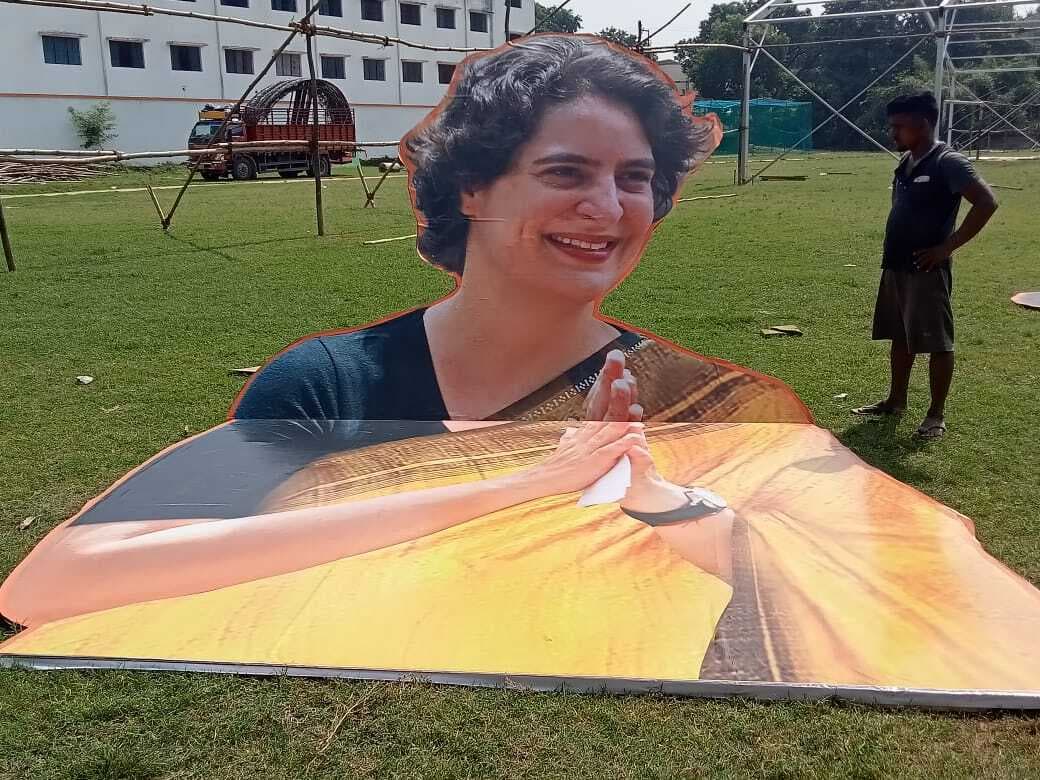 Vijayadashami 2021: विजयादशमी पर CM योगी को बनाया ‘दशानन’, प्रियंका के हाथों में थमा दिया तीर-धनुष