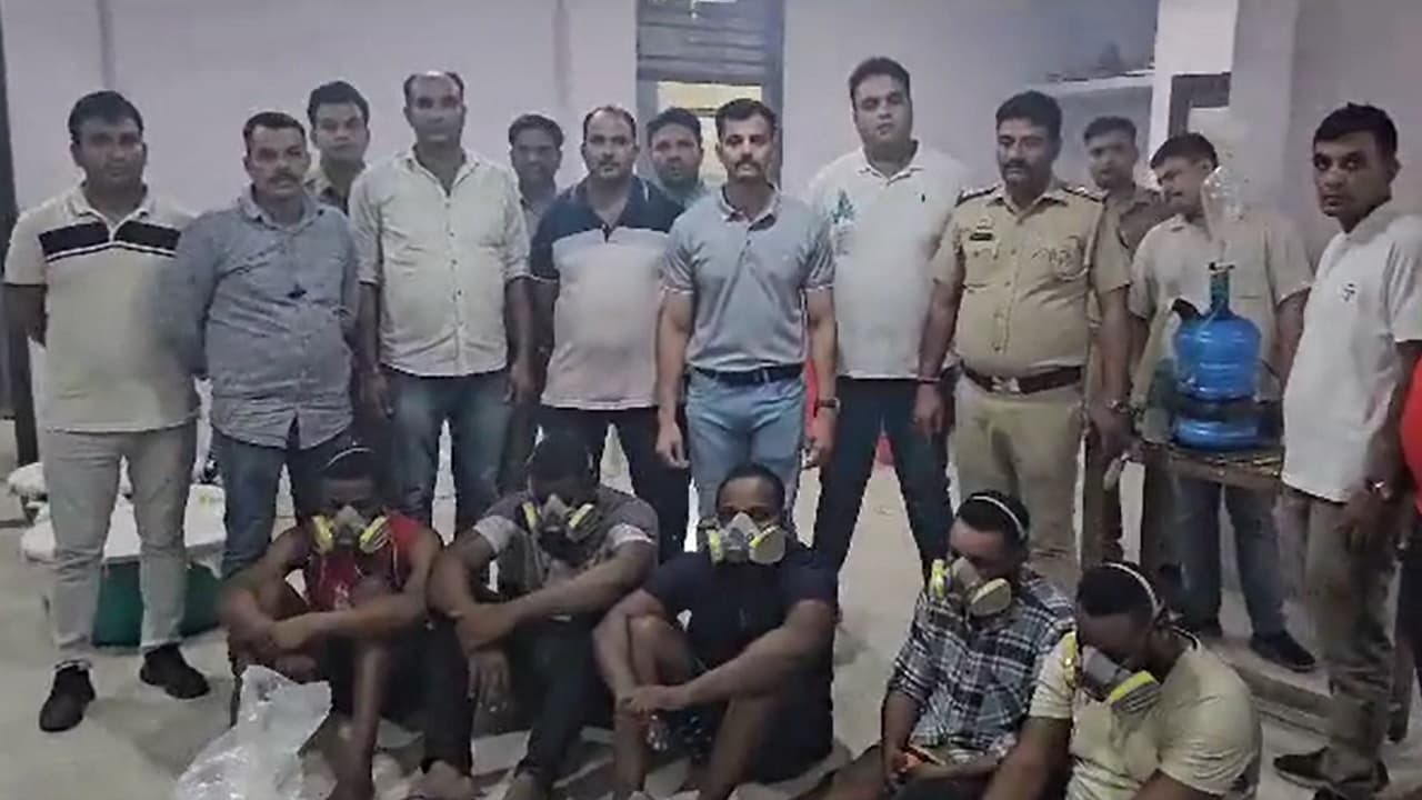 यूपी पुलिस के हाथ लगी ड्रग्स की बड़ी खेप, नोएडा से 300 करोड़ की ड्रग्स के साथ 9 विदेशी तस्कर गिरफ्तार
