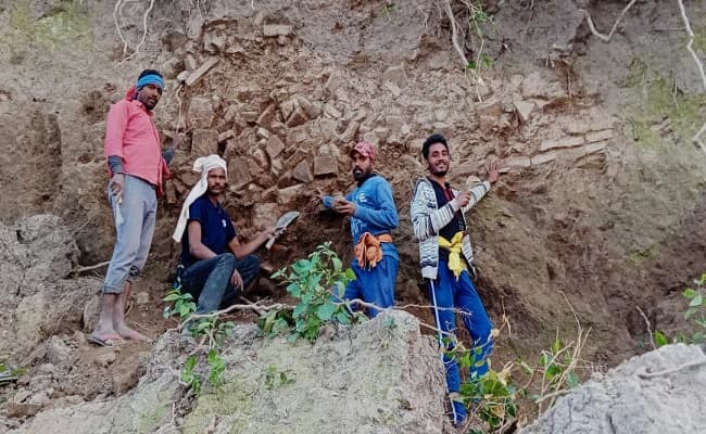 कोसी नदी का घटा जलस्तर तो बाहर आया बौद्धकालीन दीवार का साक्ष्य, जानें पूरी कहानी