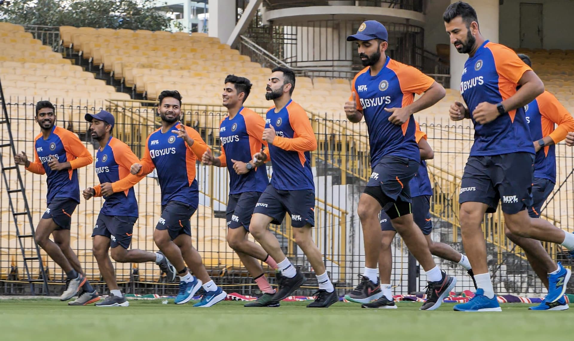IND vs ENG 5th T20 : केएल राहुल की जगह लेंगे ईशान किशन? खिताबी मुकाबले में इन खिलाड़ियों को मिल सकती है टीम इंडिया में जगह IND vs ENG 5th T20 : केएल राहुल की जगह लेंगे ईशान किशन? खिताबी मुकाबले में इन खिलाड़ियों को मिल सकती है टीम इंडिया में जगह