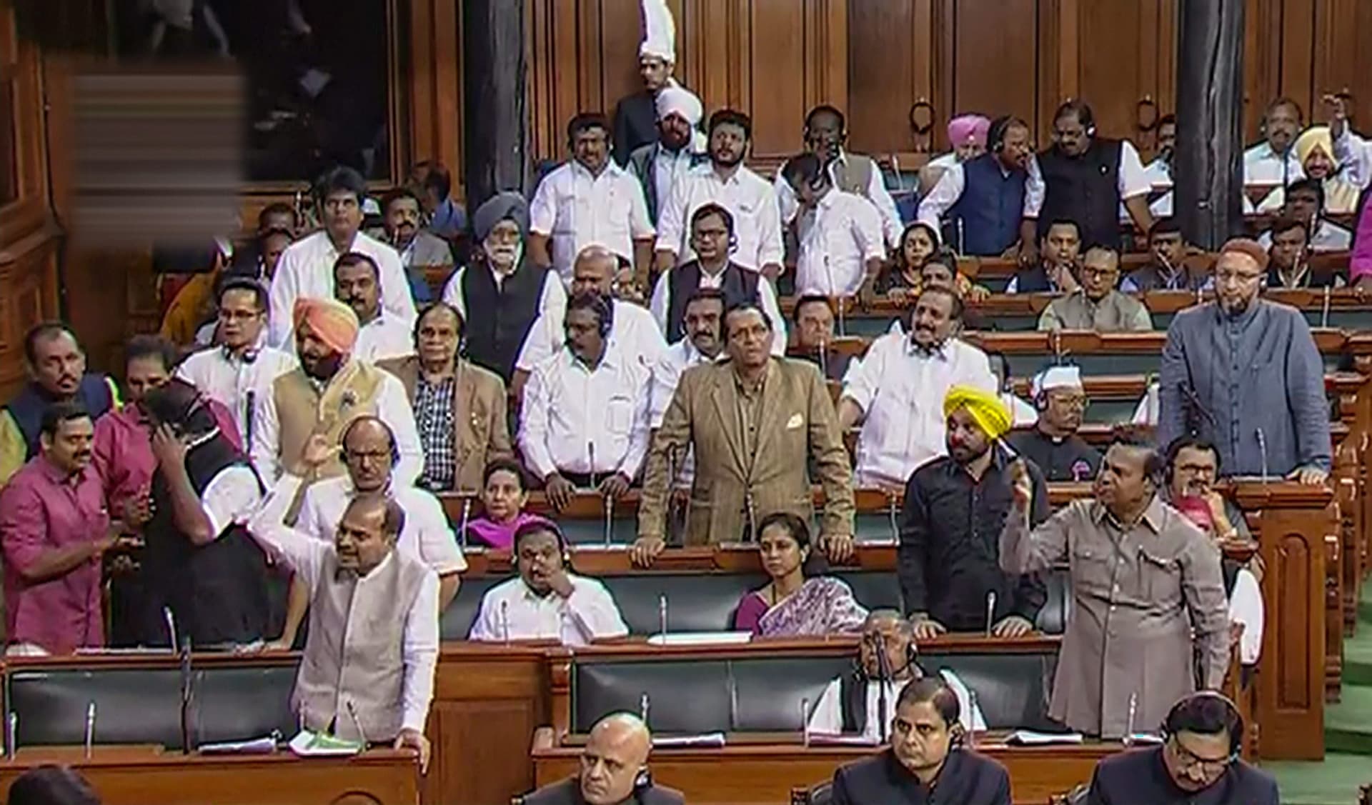 दिल्ली हिंसा पर चर्चा के दौरान लोकसभा में भारी हंगामा और धक्कामुक्की, कार्यवाही दिनभर के लिए स्थगित