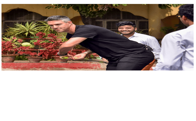 धाकड़ बल्लेबाज केविन पीटरसन ने बच्चों को सिखाया क्रिकेट का गुर, तस्वीरों में देखें बच्चों की ललक...