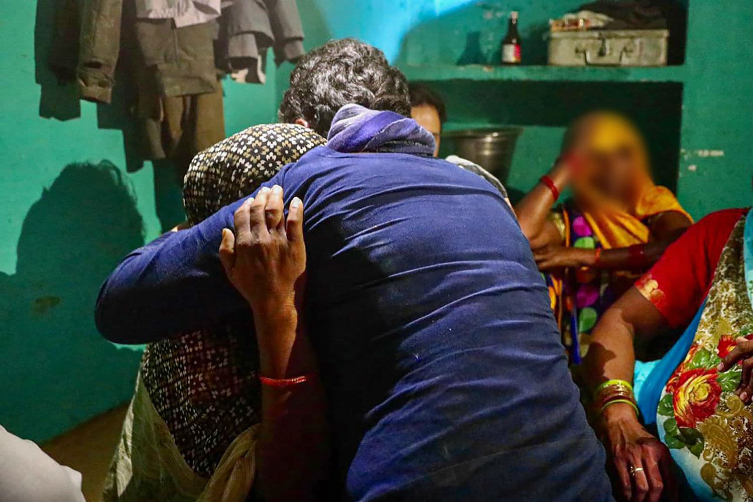 हाथरस गैंगरेप : प्रियंका के गले लगकर खूब रोई पीड़िता की मां, राहुल ने न्याय का दिया भरोसा