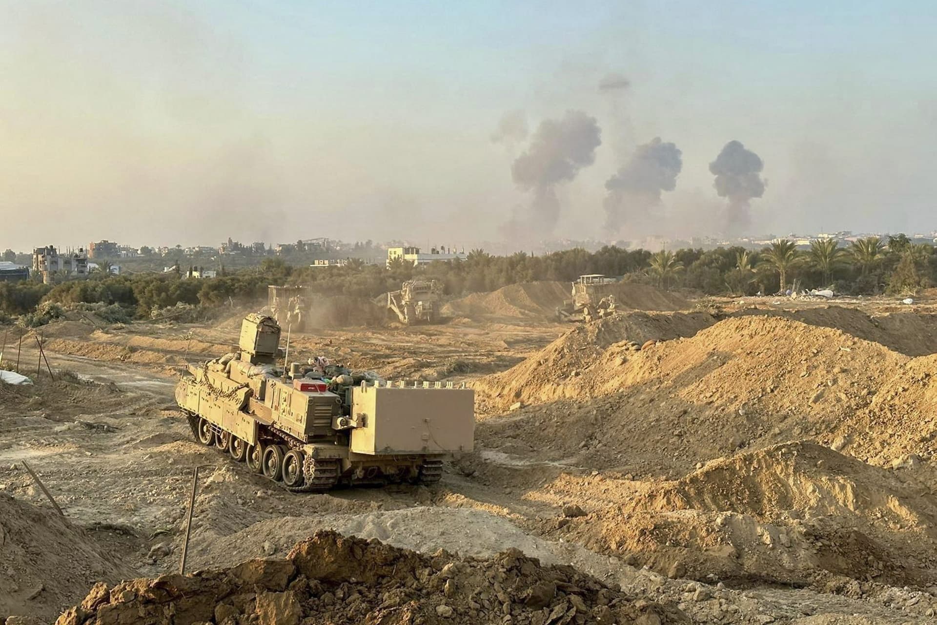 Israel Hamas : गाजा की लड़ाई में हिजबुल्लाह की एंट्री! अमेरिका को दी बड़ी चेतावनी, कहा- सभी विकल्प खुले