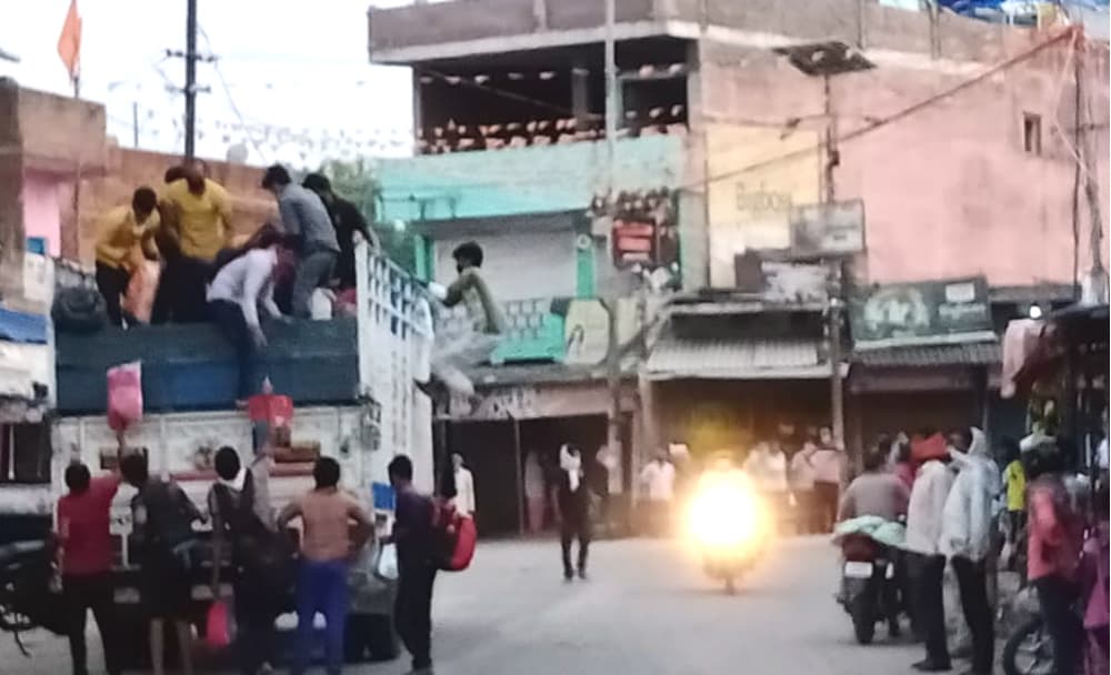 प्रवासी मजदूरों को लेकर बड़कागांव में हड़कंप, कोरोना के डर से होम क्वारेंटाइन का विरोध कर रहे हैं ग्रामीण