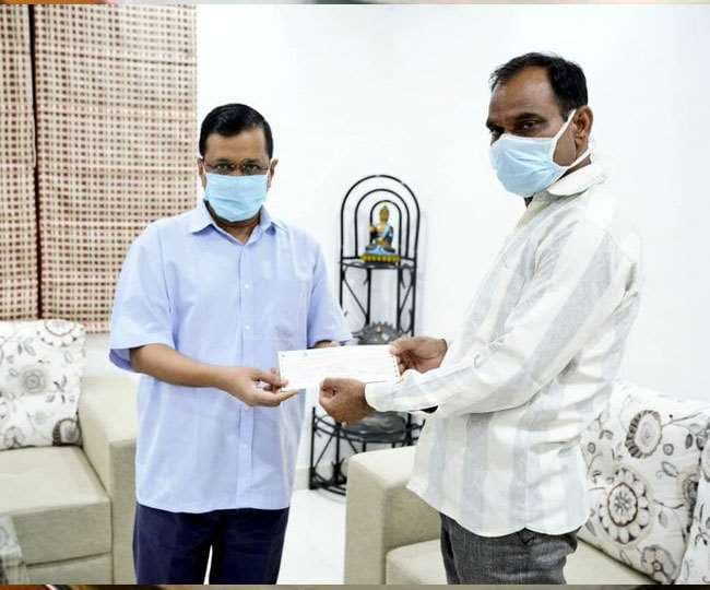 कोरोना वॉरियर डॉ जोगिंदर के परिजन से मिले दिल्ली के सीएम अरविंद केजरीवाल, 1 करोड़ की दी सहायता राशि