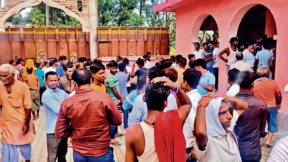 बेगूसराय शिक्षिका पर लगा छात्र के साथ मारपीट का आरोप, जानिए फिर ग्रामीणों ने क्या कुछ किया...