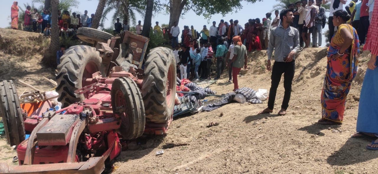 औरंगाबाद में तालाब में पलटा ट्रैक्टर, हादसे में चार लोग गंभीर रूप से घायल