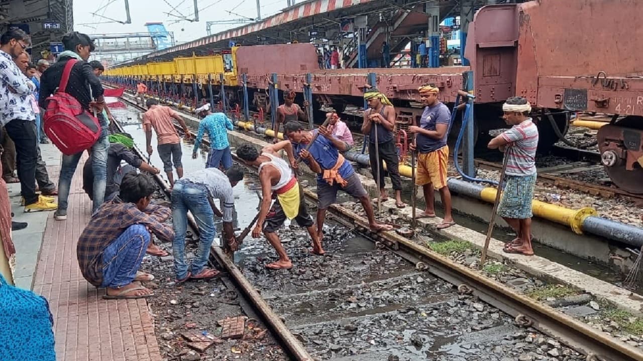 Indian Railways: मुजफ्फरपुर स्टेशन के प्लेटफॉर्म पर ट्रैक धंसा, जाने कैसे गैंगमैन ने टाला बड़ा हादसा