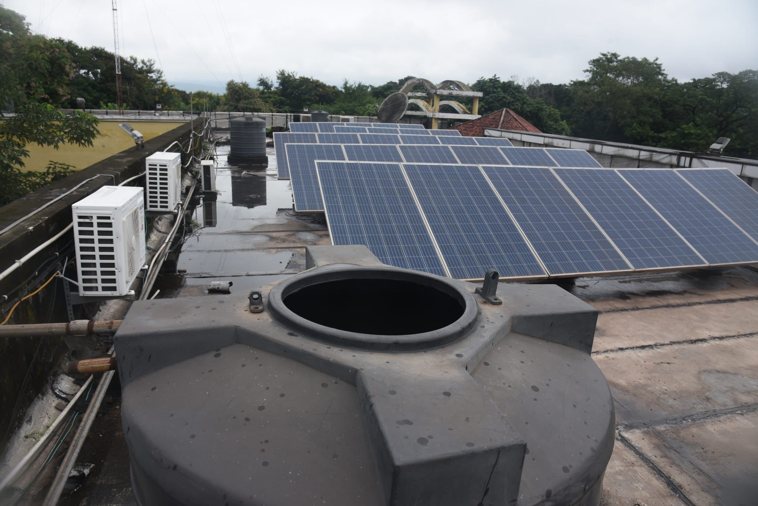 डेंगू से निपटने के लिए स्वास्थ्य मंत्री डीसी ऑफिस में कर रहे थे बैठक, उसी छत पर जलजमाव व गंदगी