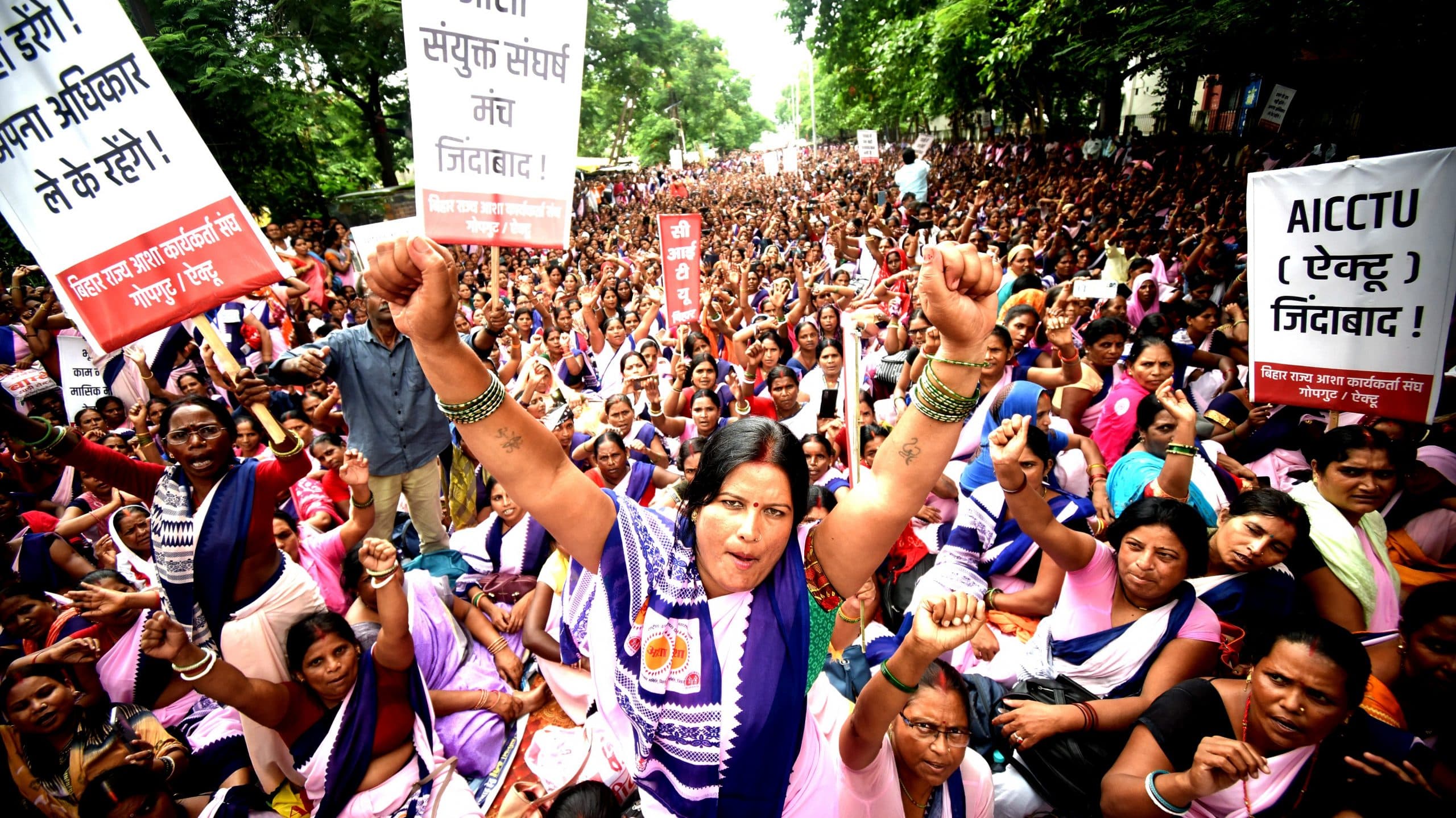 बिहार की 94000 आशा कार्यकर्ता लौटेंगी काम पर, तेजस्वी यादव से मुलाकात के बाद खत्म हुई हड़ताल