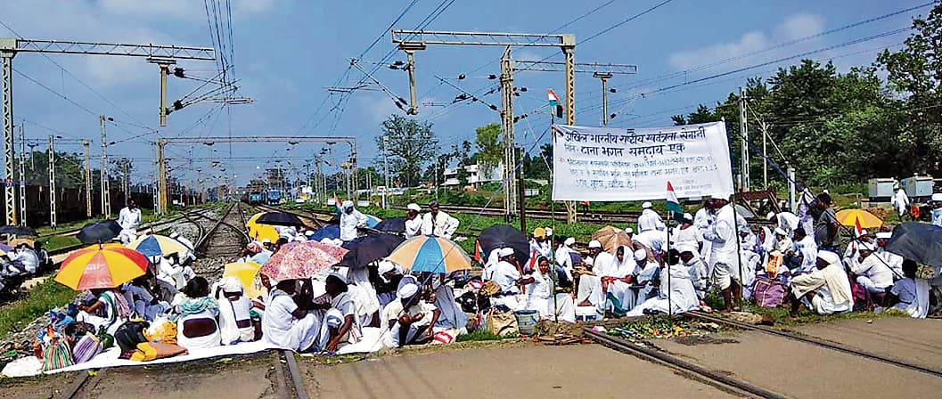 टाना भगतों का आंदोलन : टोरी में ट्रैक जाम, कई ट्रेनों के रूट बदले