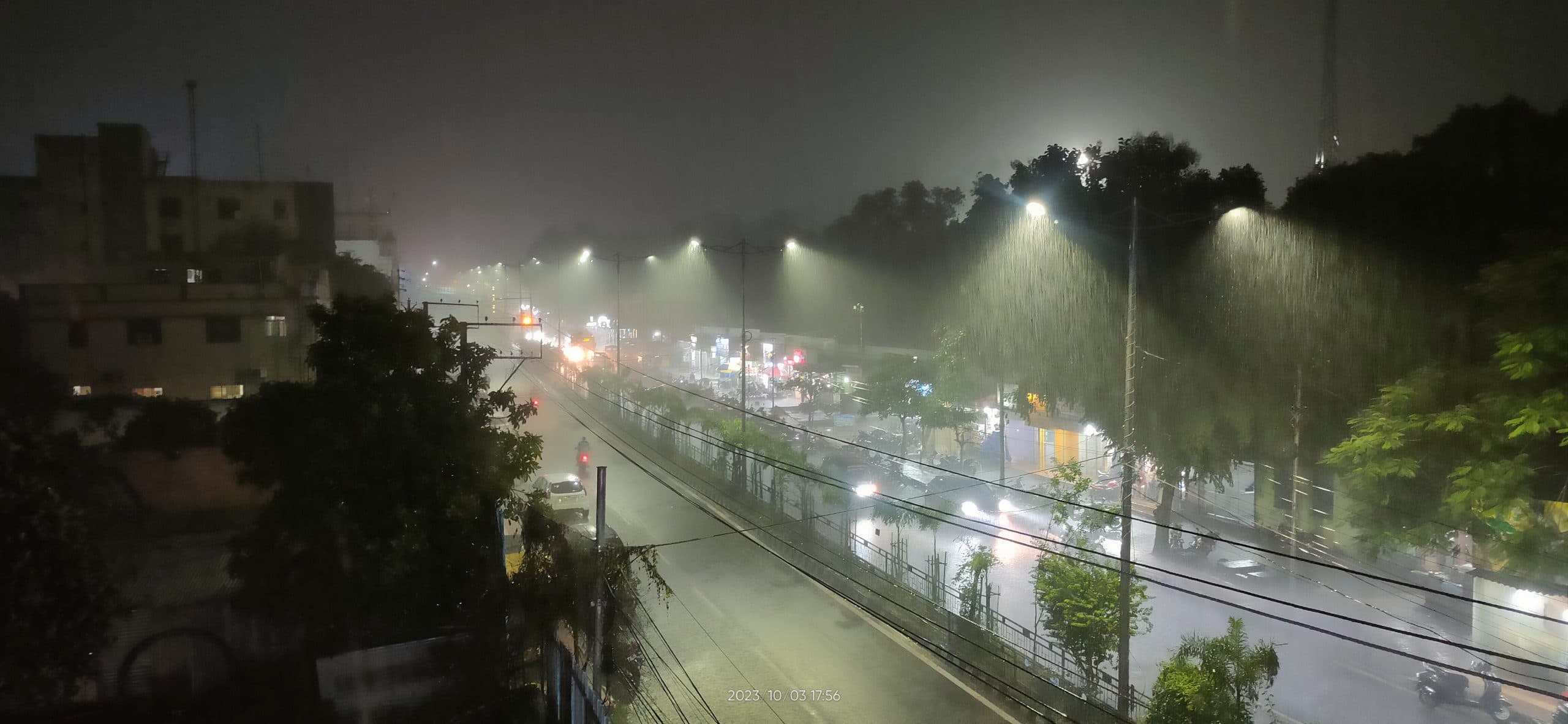 Odisha Weather: राउरकेला में सुबह से शाम तक हुई बारिश में पूरा शहर पानी-पानी, सेक्टर-7-17 के पास गिरे पेड़