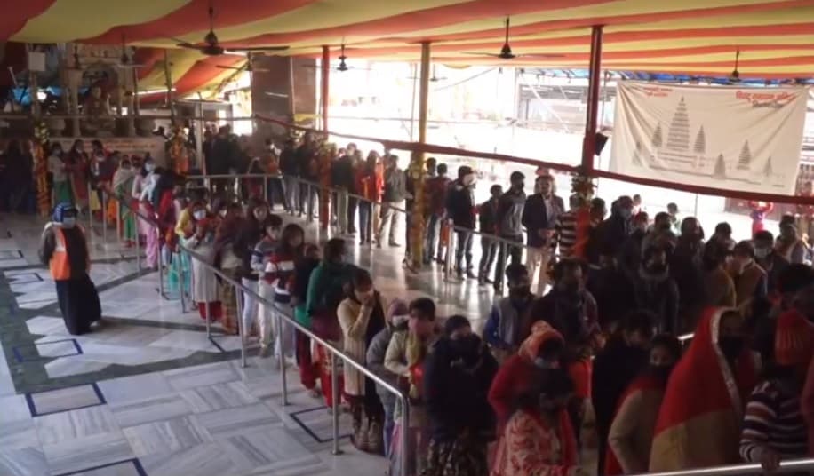 नए साल के मौके पर पटना के महावीर मंदिर में भक्तों की लगी भीड़, पार्कों में भी जुटे लोग