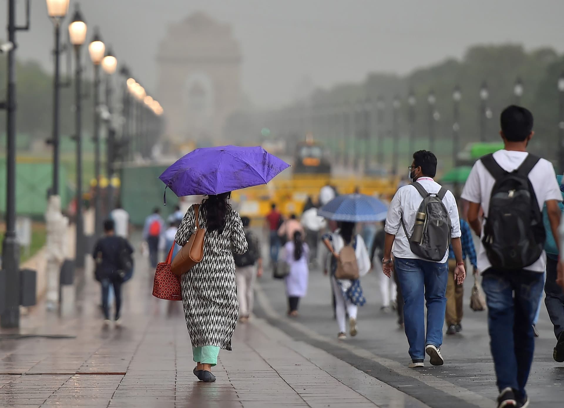 Weather Forecast LIVE: दिल्ली-NCR में बदला मौसम का मिजाज, तेज हवा के साथ हल्की बारिश की संभावना