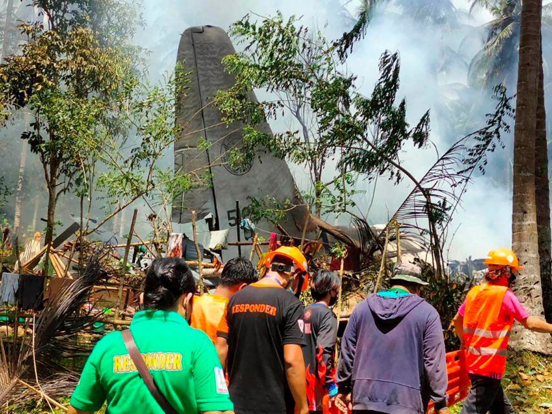 Philippines : विमान के क्रैश होने से लगी आग, सैनिक विमान से कूदते आये नजर, 45 की मौत