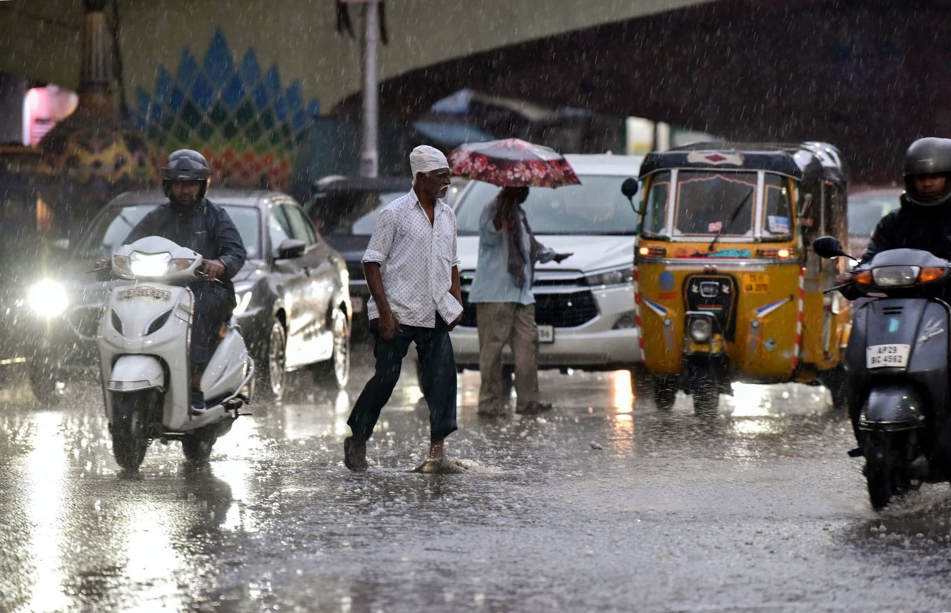Explainer: मुंबई में होगी भारी बारिश, जानें मौसम विभाग क्यों करता है अलर्ट जारी और क्या है मतलब