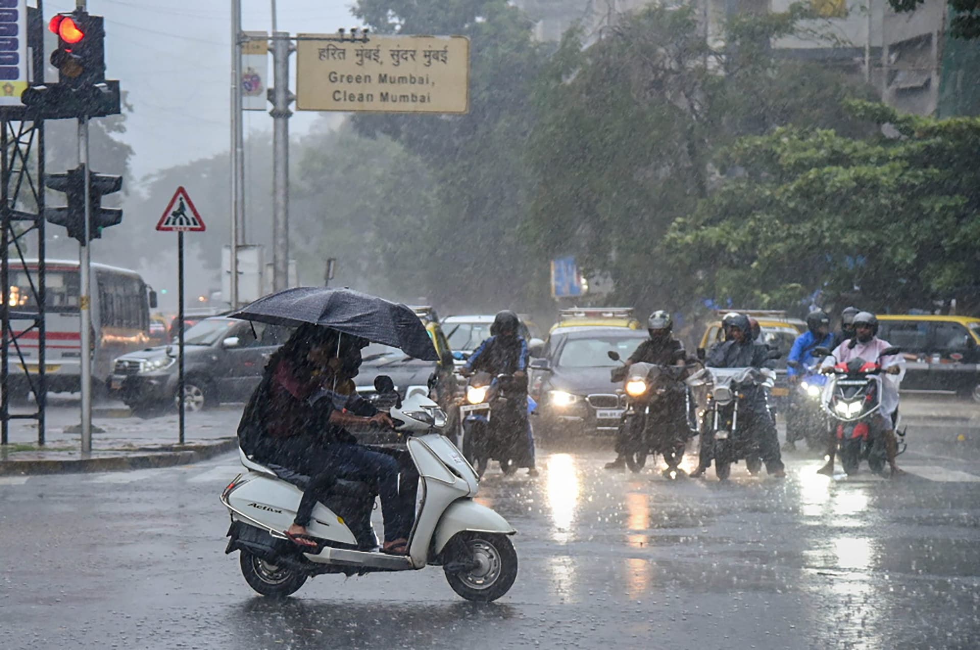 Mumbai Weather Update: मुंबई में भारी बारिश की संभावना, IMD ने इन जिलों में जारी किया अलर्ट