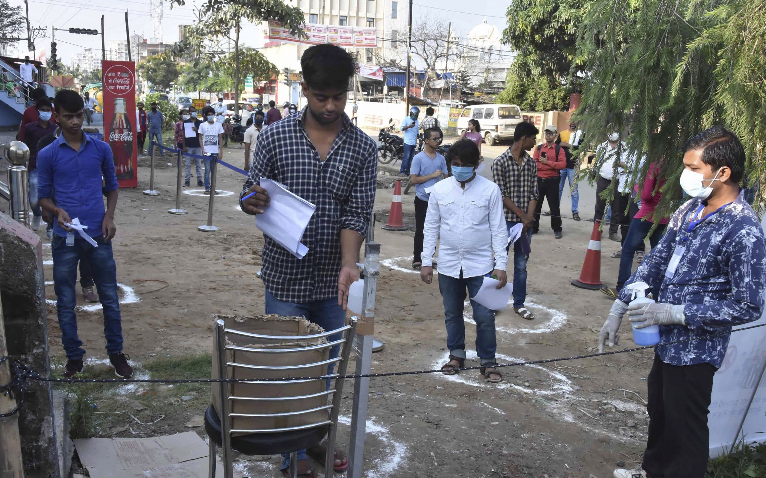 JEE Mains 2020: गणित ने हंसाया, फिजिक्स ने रुलाया, हजारीबाग में 150 विद्यार्थियों ने नहीं दी परीक्षा