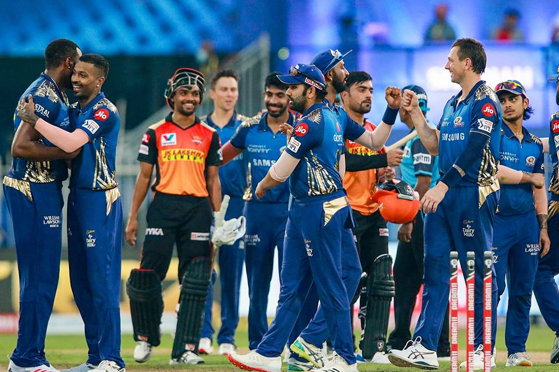 IPL 2020 : हैदराबाद को रौंदकर टॉप पर पहुंची मुंबई इंडियंस, डी कॉक और गेंदबाजों ने ऐसे बरपाया कहर IPL 2020 : हैदराबाद को रौंदकर टॉप पर पहुंची मुंबई इंडियंस, डी कॉक और गेंदबाजों ने ऐसे बरपाया कहर