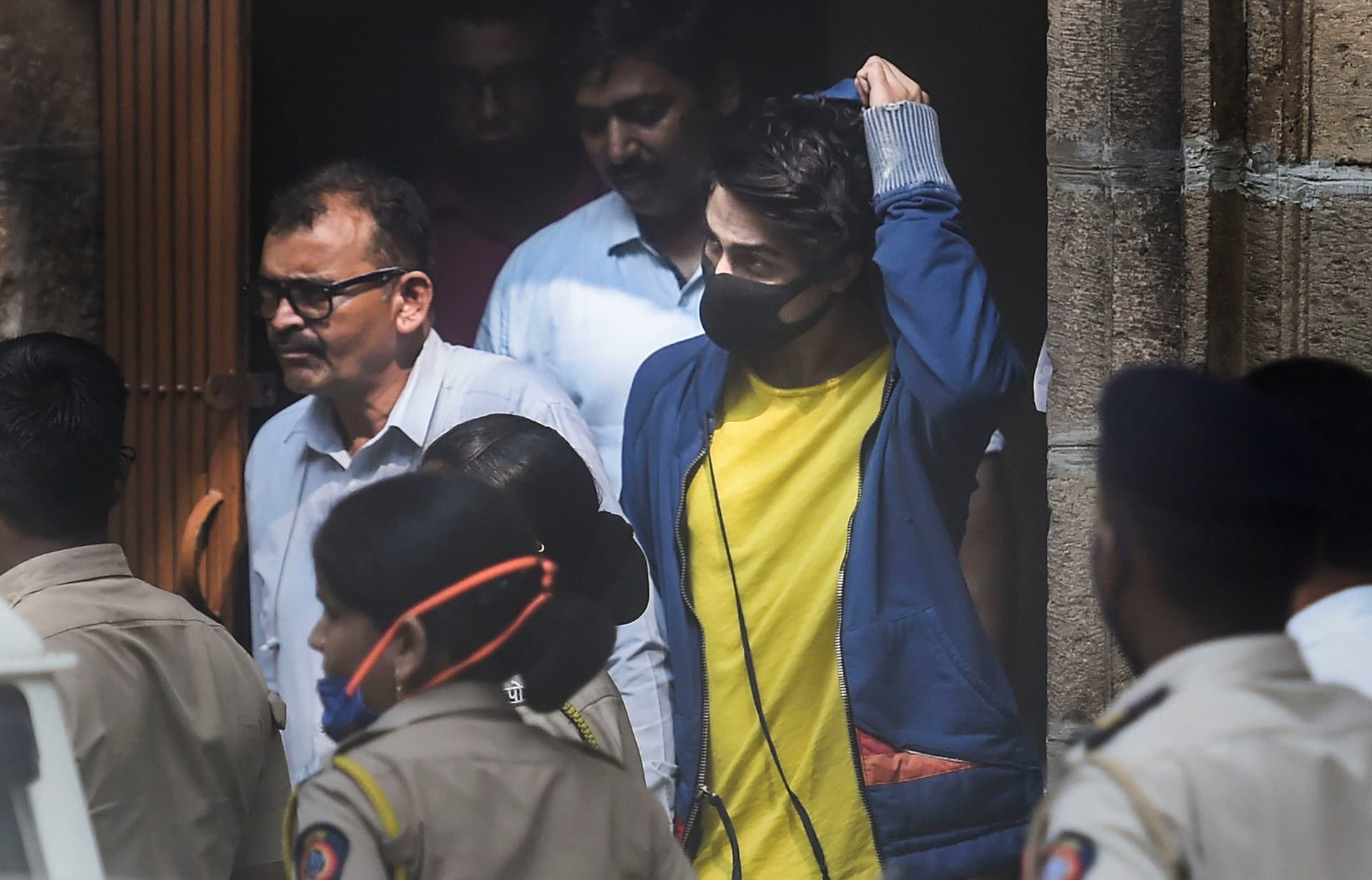 शाहरुख के बेटे Aryan Khan ने ड्रग्स लेने की बात कबूली, कहा- चरस पीता हूं