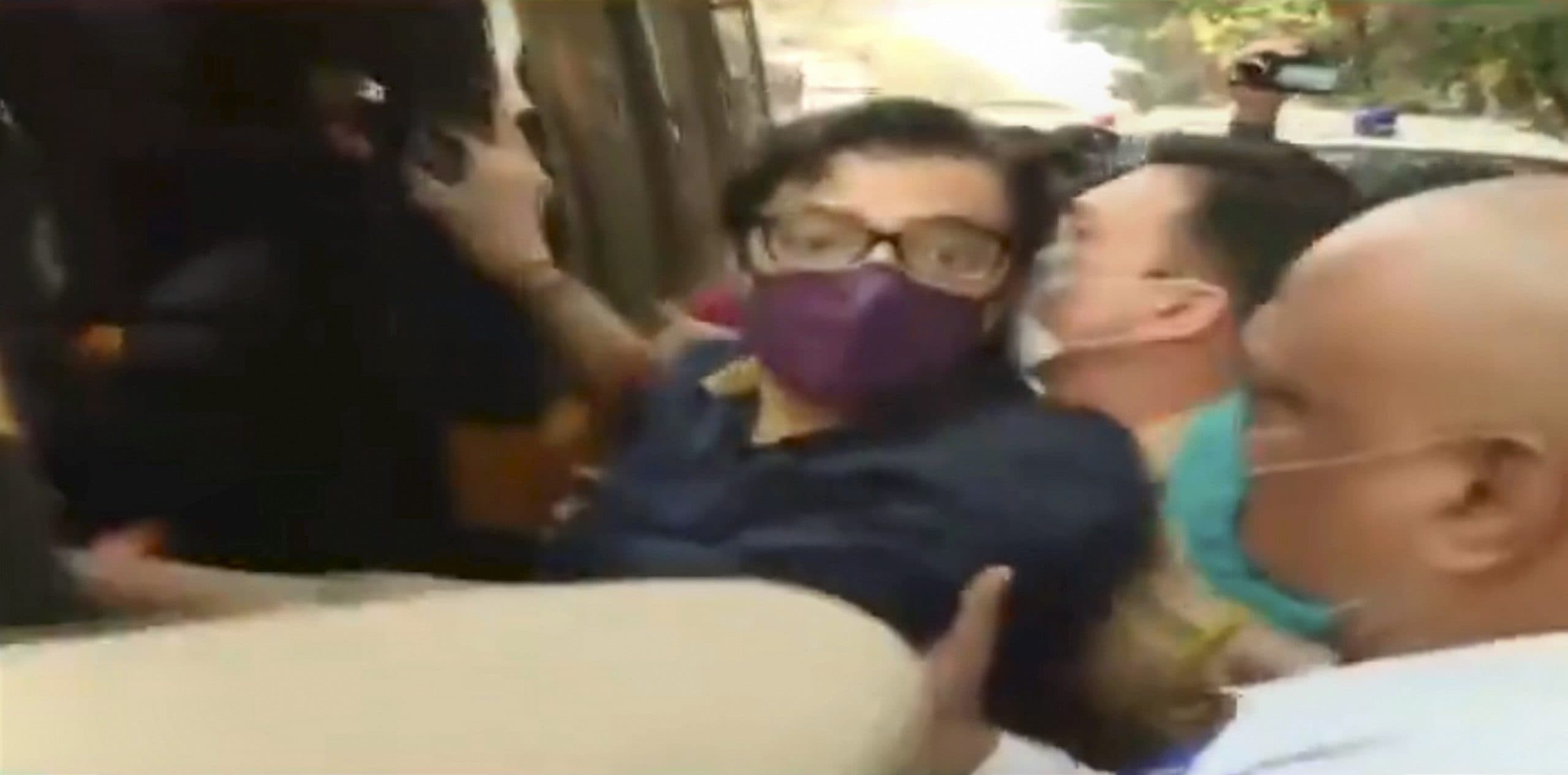 Arnab Goswami Arrest : क्या अर्नब गोस्वामी को पुलिस ने पीटा ? जानें अभी कहां रखा गया है रिपब्लिक मीडिया नेटवर्क के प्रधान संपादक को, वीडियो वायरल