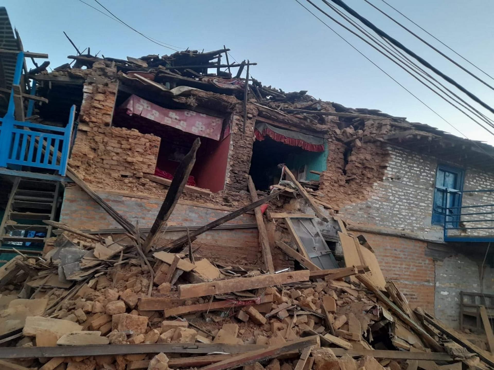 भूकंप के झटके से हिला नेपाल, सामने आई भयावह तस्वीरें