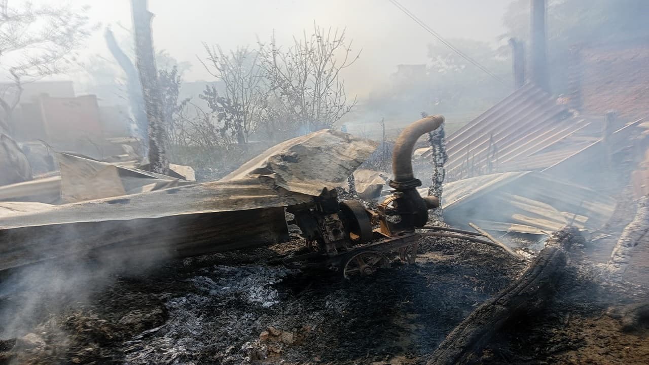 बिहार: बगहा में खाना बनाते समय सिलेंडर से लगी आग, 60 घर जलकर राख, लाखों का नुकसान
