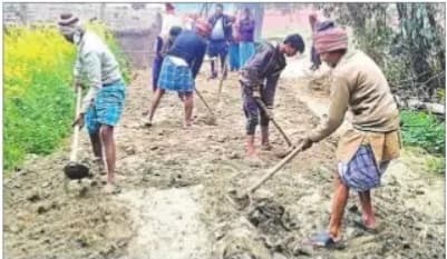 बरसात में घुटने भर पानी में गुजरते थे ग्रामीण, सरकार नहीं सुनी तो ग्रामीणों ने श्रमदान कर बना डाली सड़क