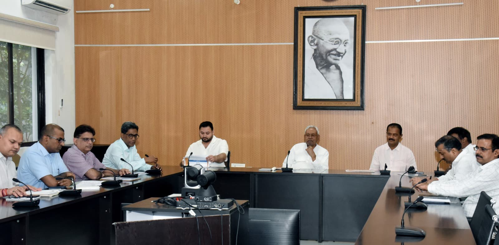 डेंगू से संक्रमित पटना डीएम को देखने अस्पताल पहुंचे सीएम नीतीश कुमार, आनन-फानन में बुलाई गयी हाई लेवल मीटिंग