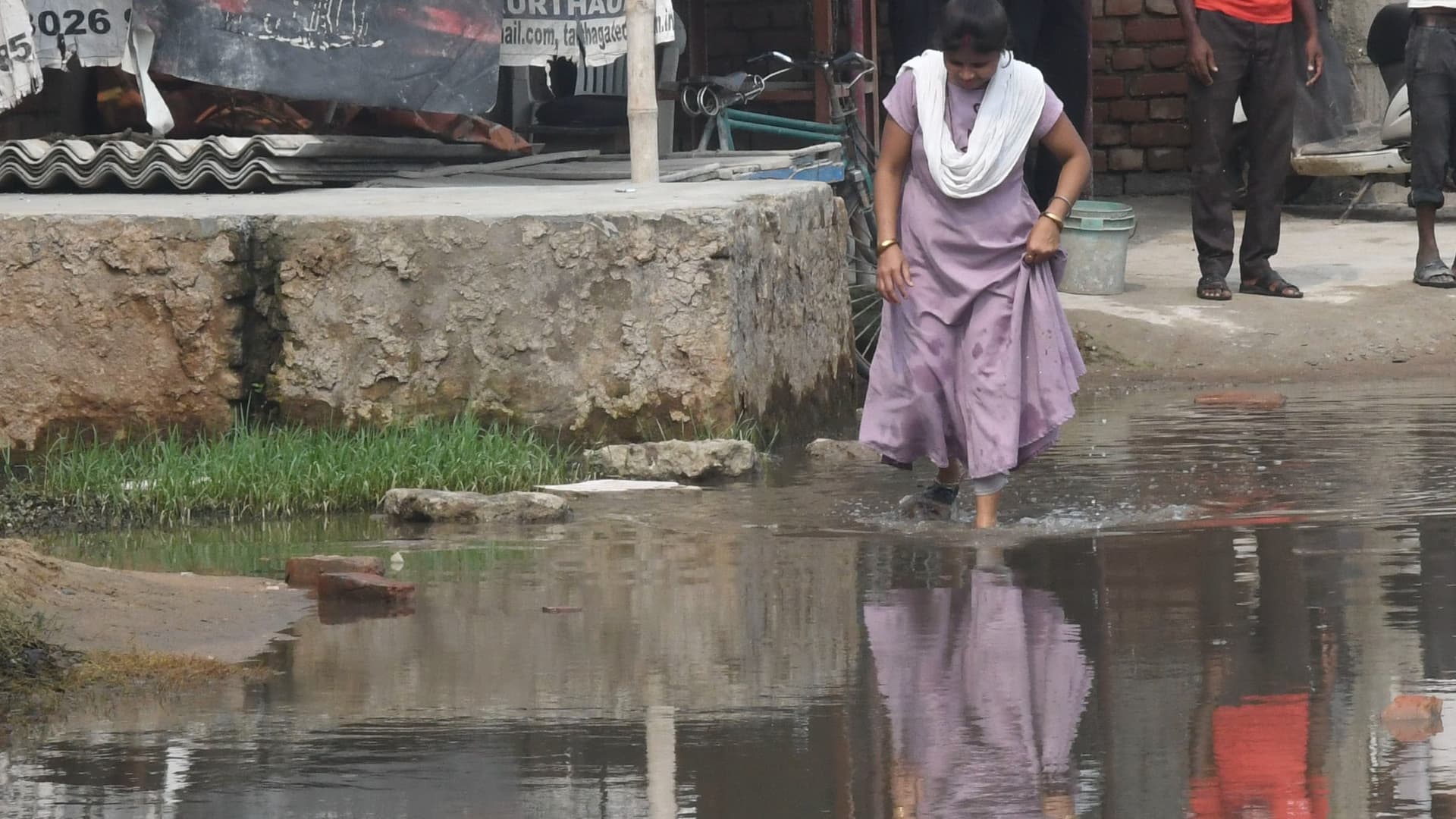 पटना में मीठापुर-महुली एलिवेटेड रोड निर्माण में ध्वस्त हुआ नाला, 50 से अधिक घराें के पास जमा है पानी