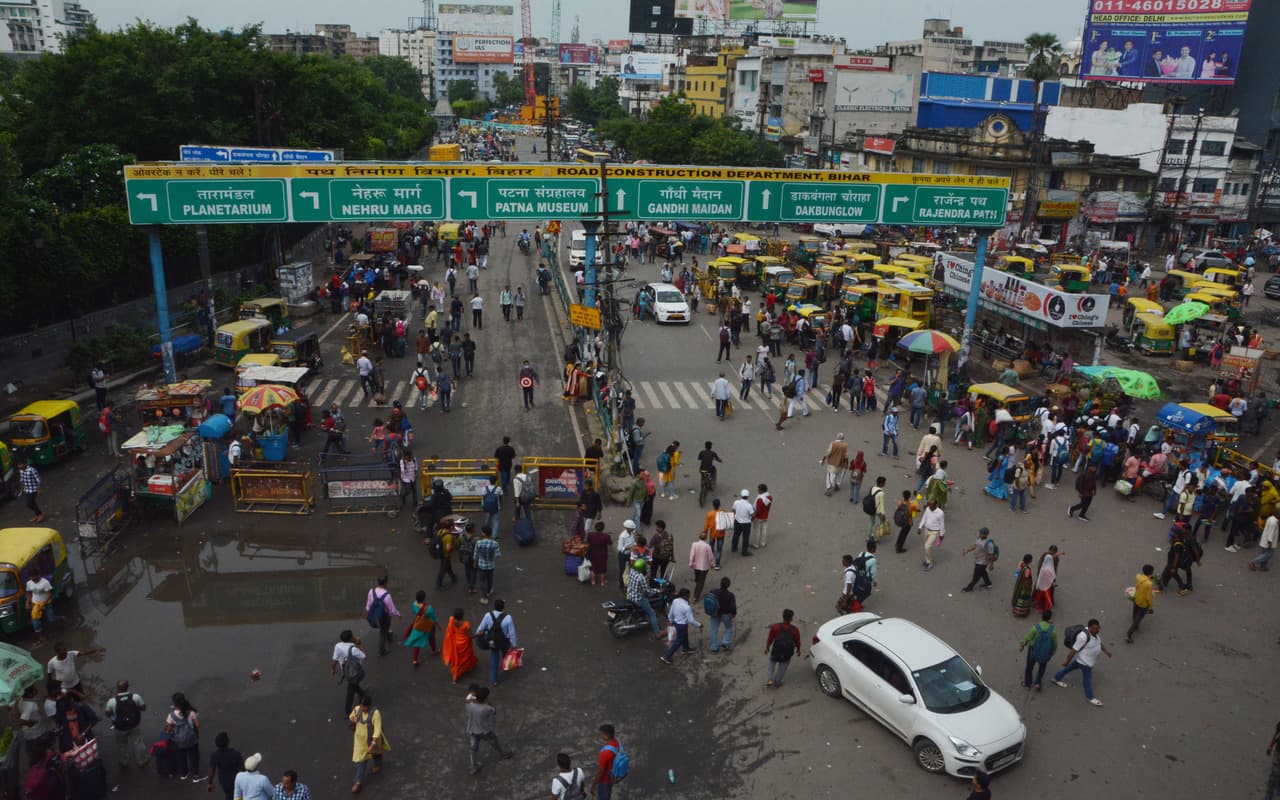 पटना में 5 सितंबर को बंद रहेगा ऑटो और ई-रिक्शा का परिचालन, हड़ताल के कारण पैदल जाते दिखे लोग