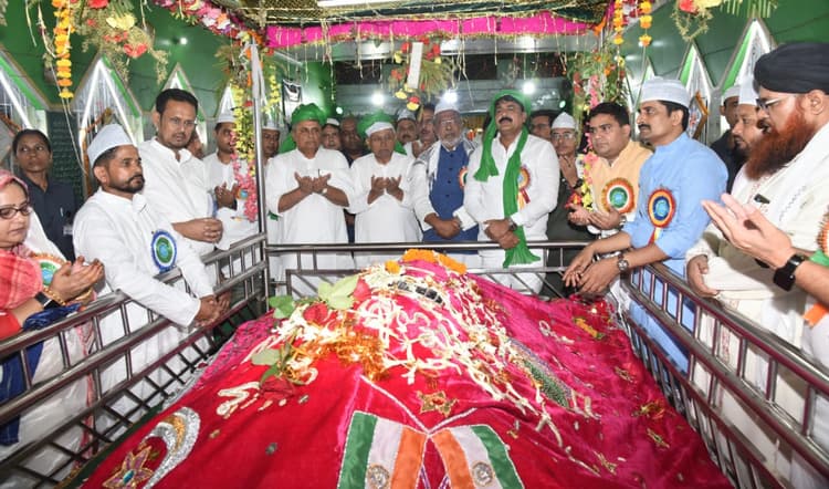 PHOTOS: सीएम नीतीश कुमार पहुंचे हजरत शाह जलाल शहीद रहमतुल्लाह अलैह के मजार पर, मांगी सुख-शांति की दुआ