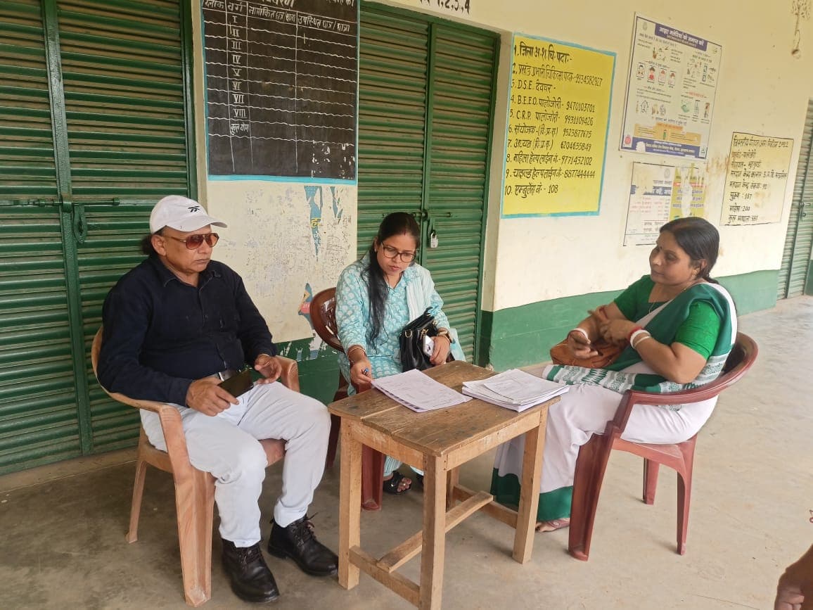 सामाजिक सुरक्षा निदेशक और बीडीओ ने बूथों का लिया जायजा, बीएलओ से प्रपत्र 6, 7 एवं 8 का लिया जानकारी