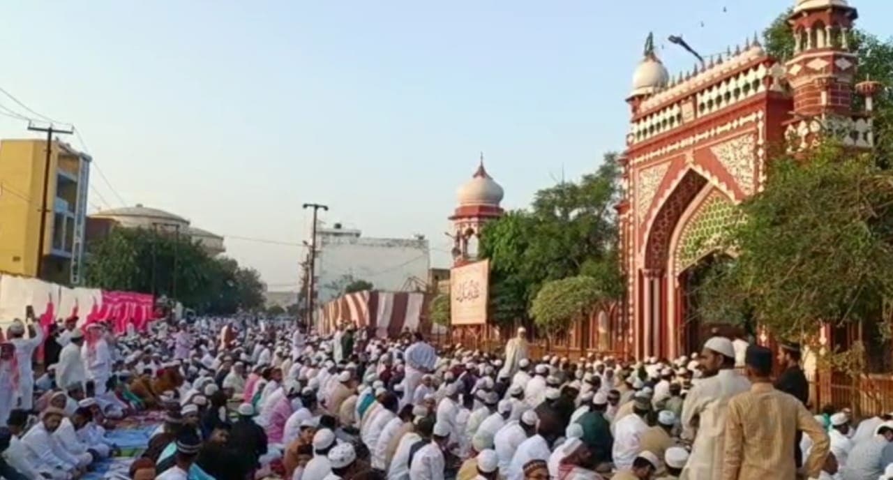 UP Election 2022: बरेली में वोटिंग के लिए गजब का जुनून ! कनाडा और सऊदी अरब से आकर लोगों ने किया मतदान