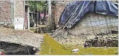 नयी मुसीबत : पानी घटने के साथ अब ढहने लगे हैं गरीबों के आशियाने