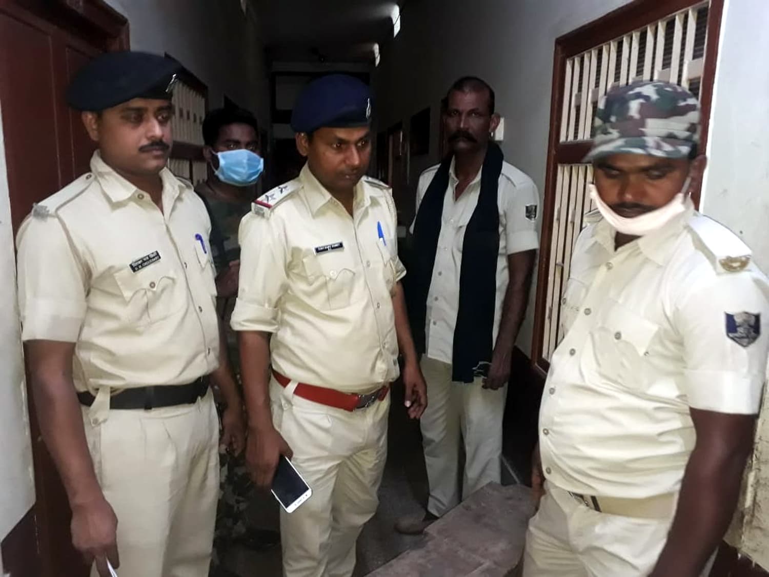 Bihar News: सीआइडी के सब इंस्पेक्टर की गोपालगंज के होटल में संदिग्ध मौत, कमरे से शराब की तीन बोतलें मिलीं