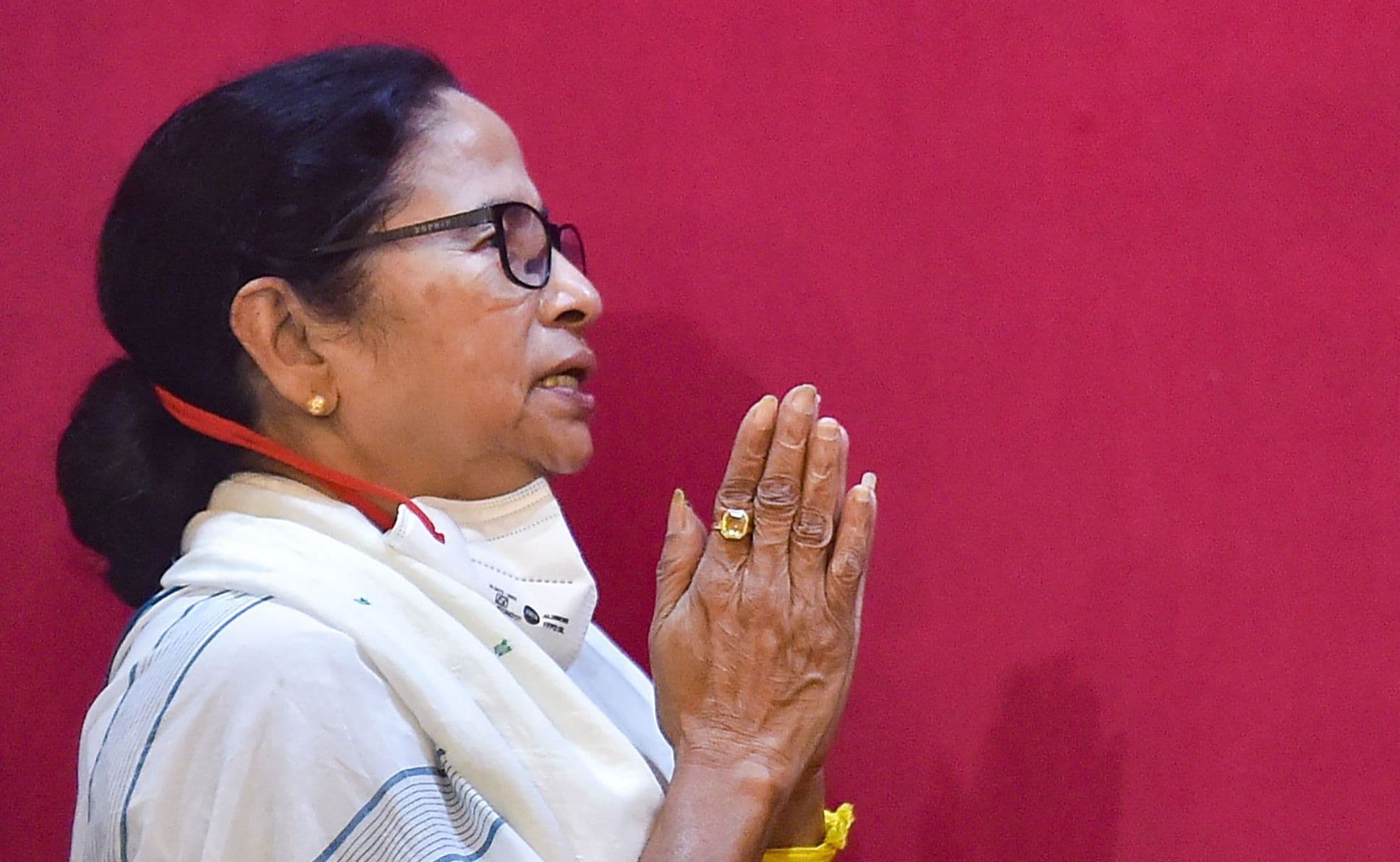 WB Coronavirus Lockdown: कोरोना संकट के बीच शपथ लेते ही ममता बनर्जी ने लगायी कई पाबंदियां, बंगाल में कल से लोकल ट्रेन सेवा बंद