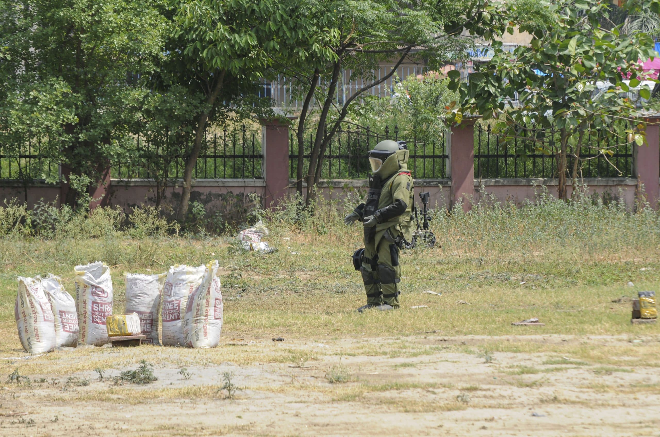 Explosives: जमुई में 27 किलो विस्फोटक बरामद, देर रात तक जारी रहा सर्च ऑपरेशन