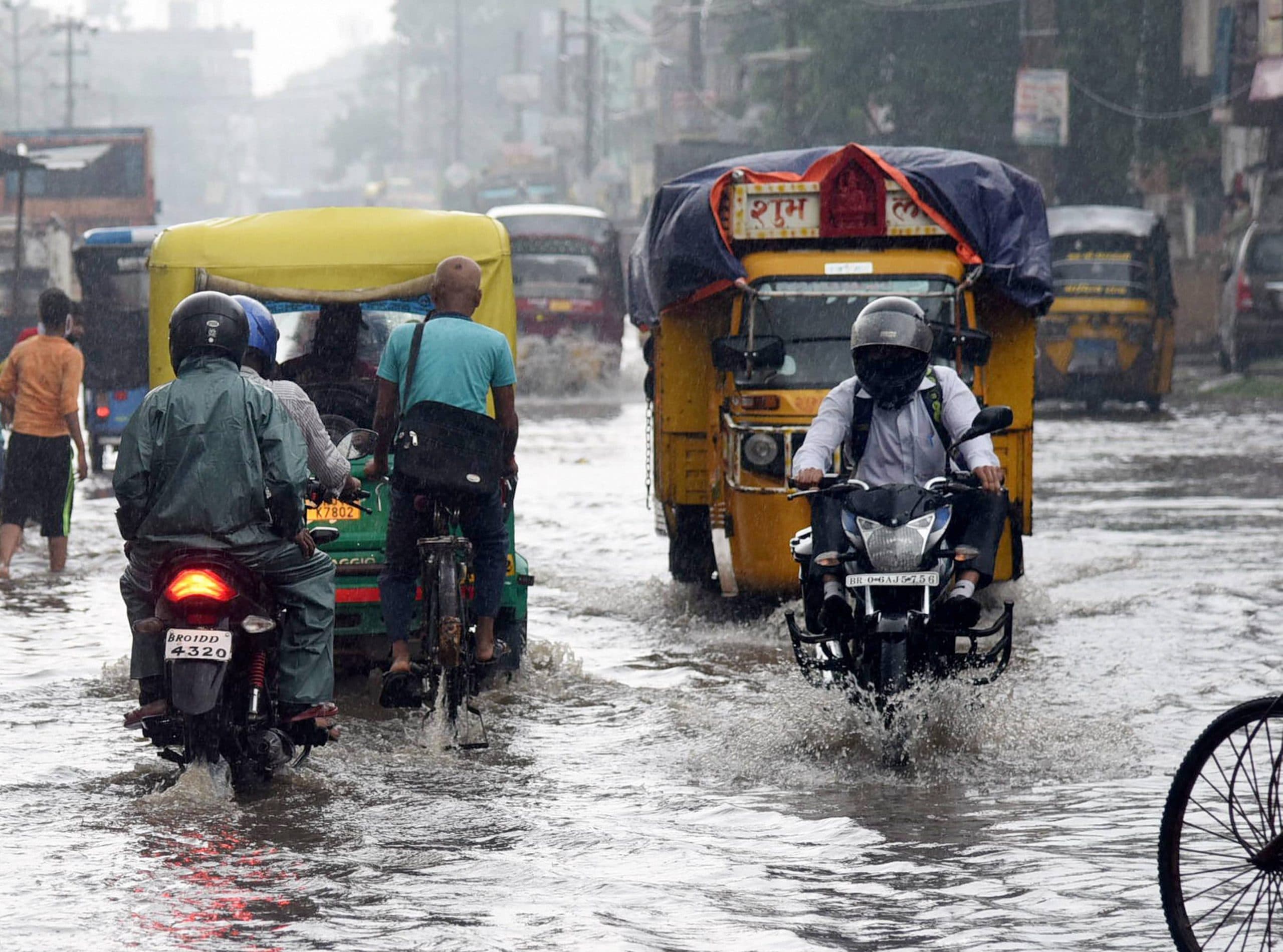 Weather Forecast Updates : दिल्ली में भारी बारिश की संभावना, बिहार में अलर्ट, यूपी-झारखंड सहित देश के अन्य राज्यों का हाल जानें