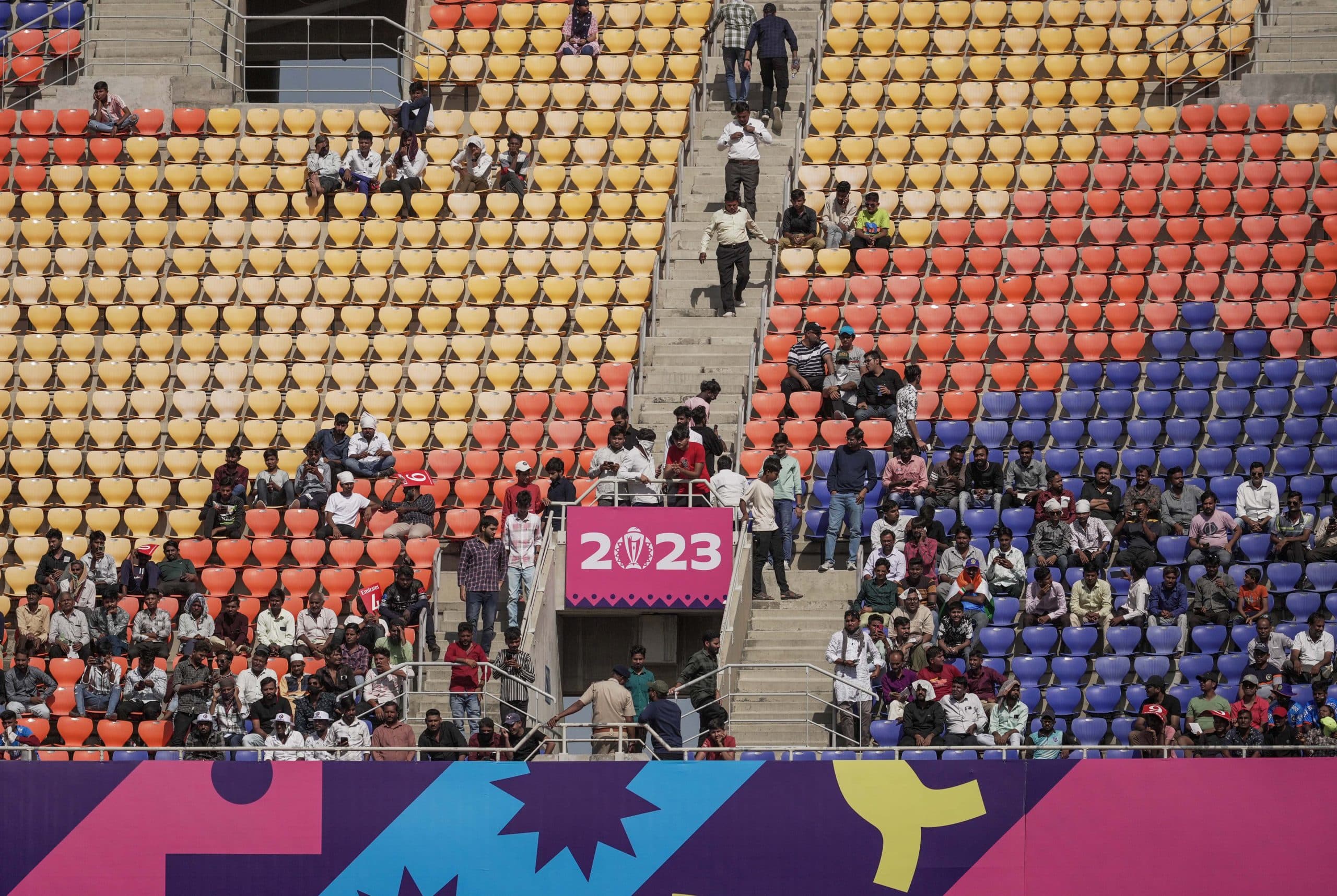 PHOTO: वर्ल्ड कप ओपनिंग मैच को नहीं मिला दर्शकों का प्यार! नरेंद्र मोदी स्टेडियम रहा खाली