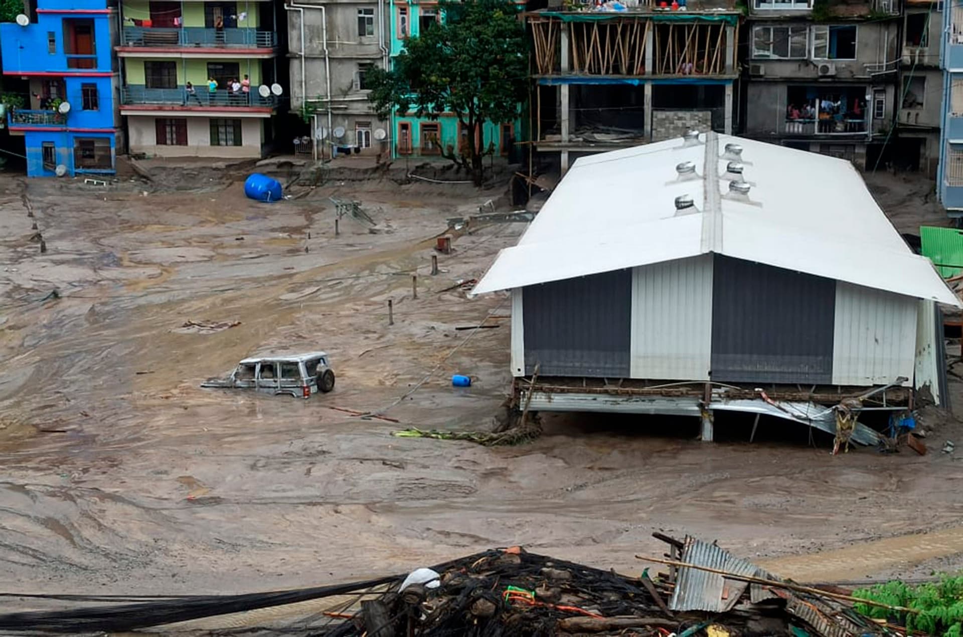 Sikkim Flood: सिक्किम में बाढ़ से अबतक 33 लोगों की मौत, 105 लोग लापता, जारी है तलाश अभियान